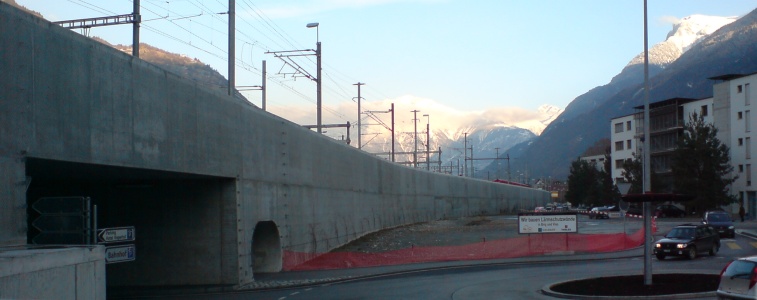 080131_VispBahnhofsvorplatzBetonMauer_DSC00170_mini