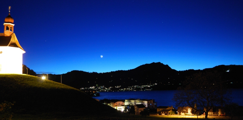 Blick bei Nacht von Beckenried nach Ennetbrgen mit Mond und Ridlikapelle