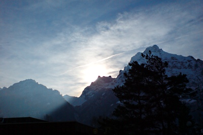 090215_AltdorfSonneHinternBerg_DSC01100_400x266