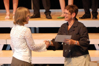 090613_Stans_Maturafeier_DSC_0132_SusannErhaeltMaturazeugnisVonBeatriceJann_400x266