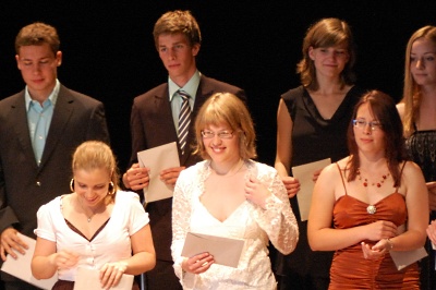 090613_Stans_Maturafeier_DSC_0135_SusannAufDerTribuene_400x266