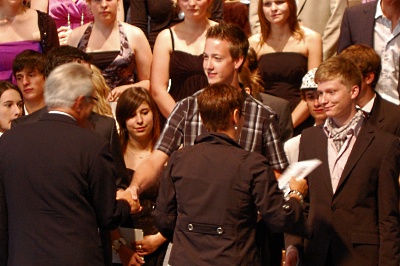 090613_Stans_Maturafeier_DSC_0141_HugoZiswilerUndBeatriceJannGratulierenZurBestenMaturaarbeiten_400x266